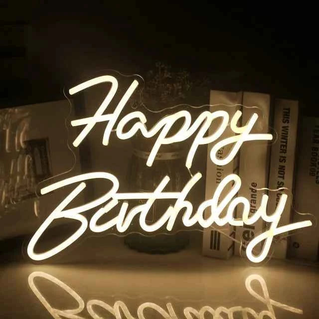 Happy Birthday. Insegna Scritta Neon Bianca e Calda. Presa USB