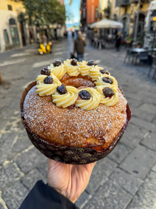 Zeppola di San Giuseppe lievitata, ricca di amarene e crema alla vaniglia.