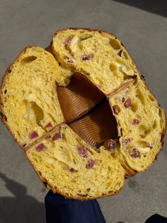 Tortano lievitato salato, con salame napoletano,provolone piccante e pepe nero