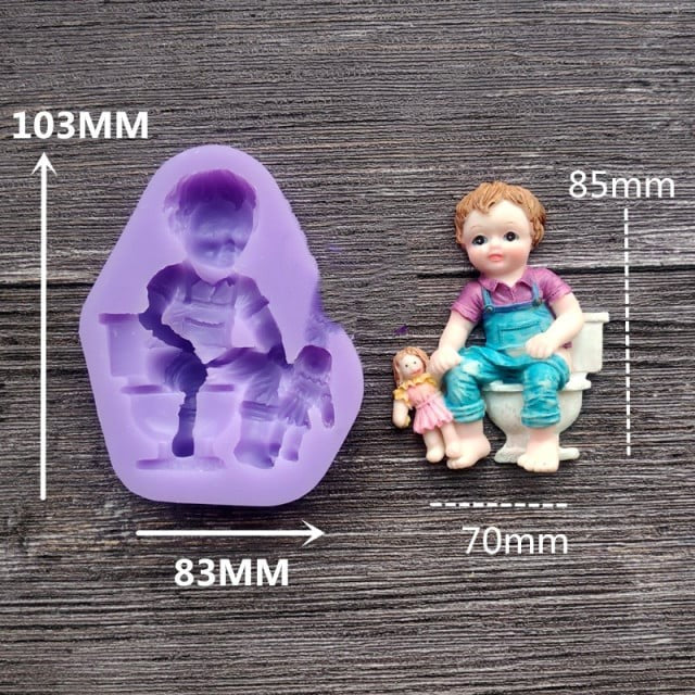 Bambina in Bagno con Bambola. Stampo in silicone