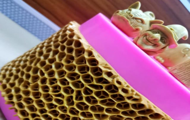 Spectacular large honeycomb border measuring 20 x 11 cm. Silicone beehive mold.