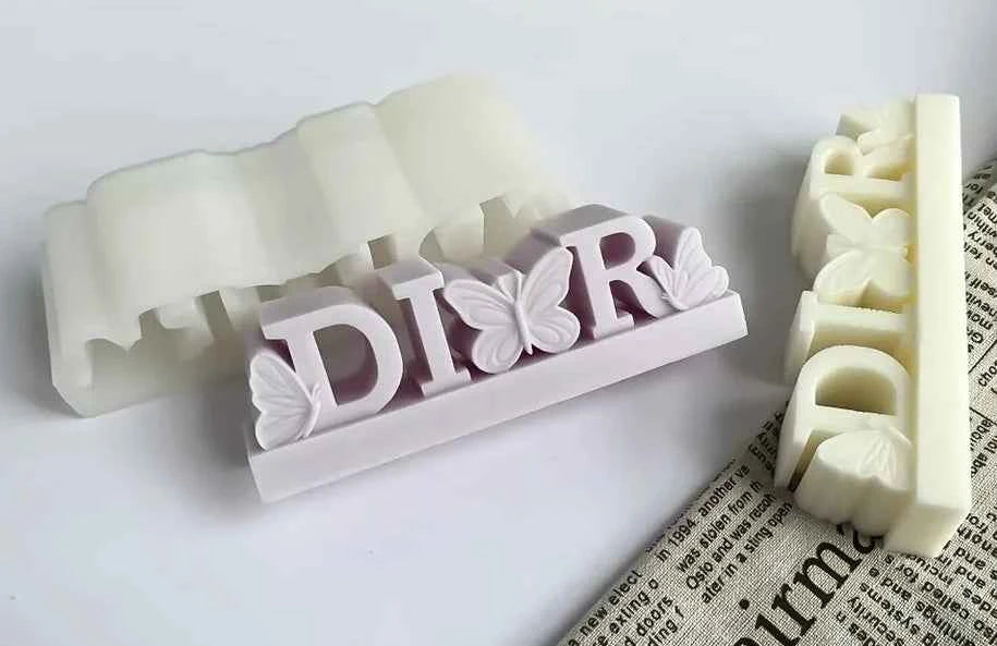 Stampo scritta Logo Dior con Farfalle