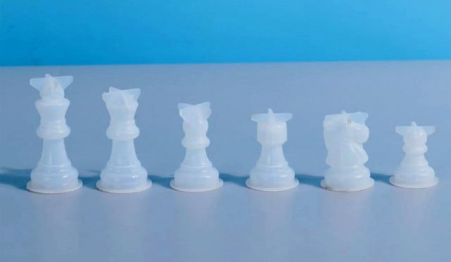 Complete 3D Chess Set with 28cm Fingerboard. Clear Resin Mold.