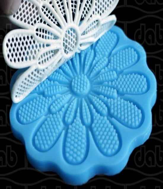 Stampo in silicone per creare un grande fiore decorato.