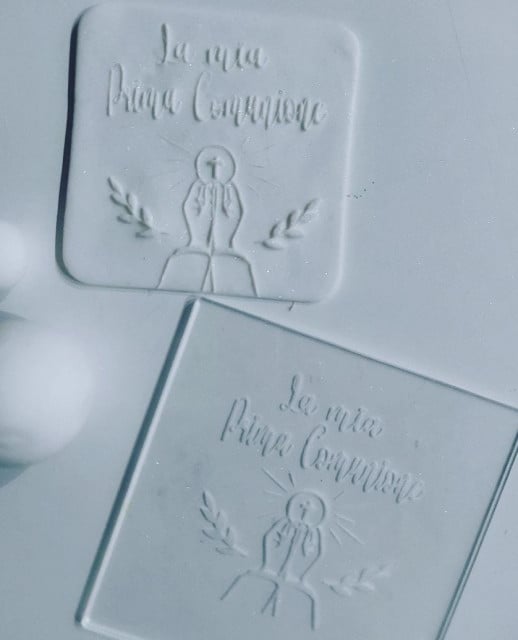 La mia Prima Comunione. 10 x 10 cm. Mani Giunte e Ostia. Stampo in Rilievo per Biscotti