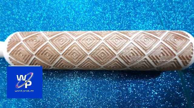 Decorazione Trapunta. Mattarello in legno