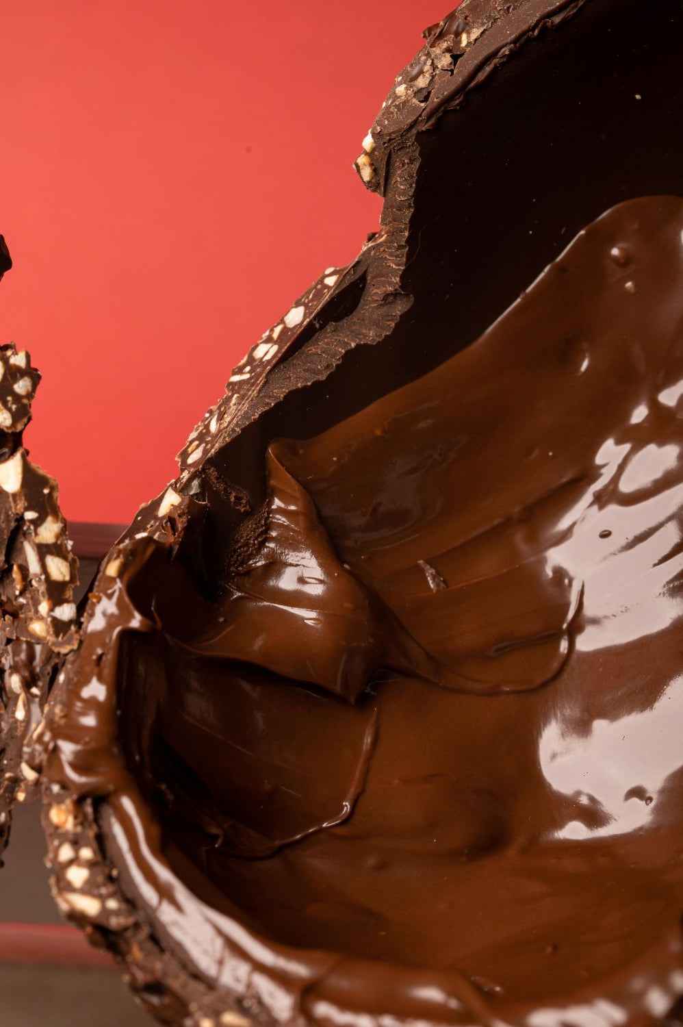 Uovo nocciolato ripieno di crema fondente gr.650