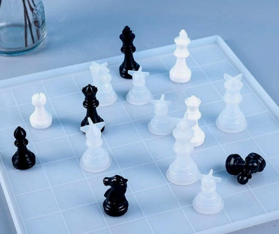 Complete 3D Chess Set with 28cm Fingerboard. Clear Resin Mold.