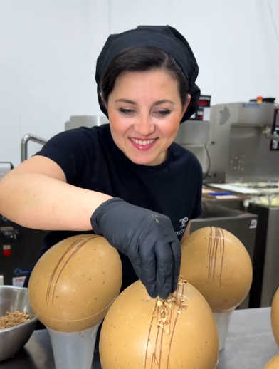 Uovo di Pasqua Crock al Cioccolato al Caramello con Mandorle Tostate e Salate – 550g