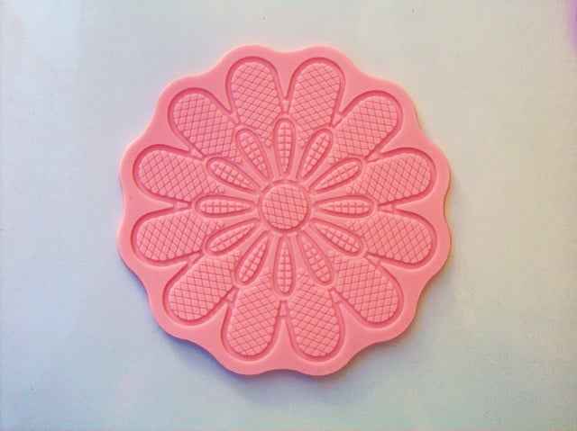 Stampo in silicone per creare un grande fiore decorato.