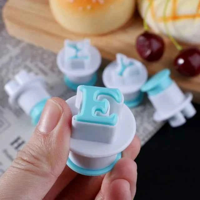 Alfabeto con Lettere e Bandierine. Stampo in Silicone. Bunting Alphabet Katy Sue