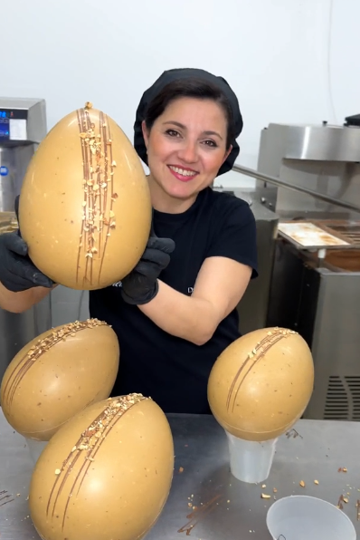 Uovo di Pasqua Crock al Cioccolato al Caramello con Mandorle Tostate e Salate – 550g