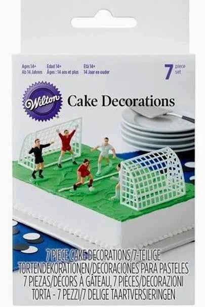 Tagliapasta in plastica per realizzare un piccolo Pallone da Calcio.