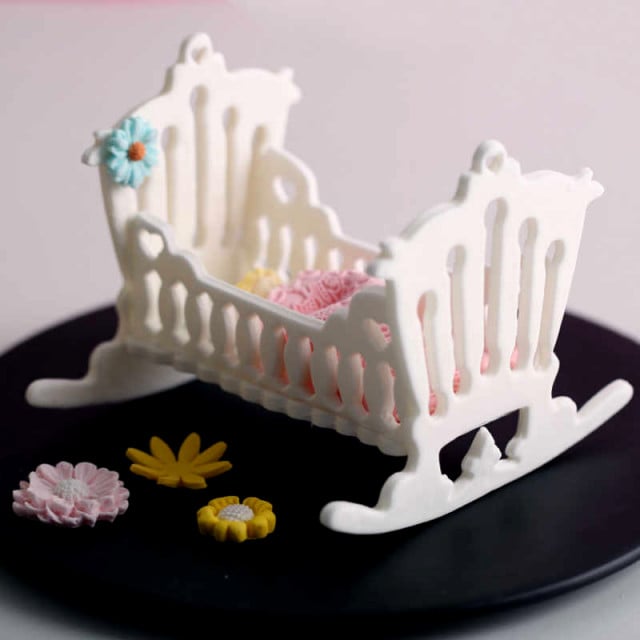 Culla a dondolo. Tagliapasta in metallo