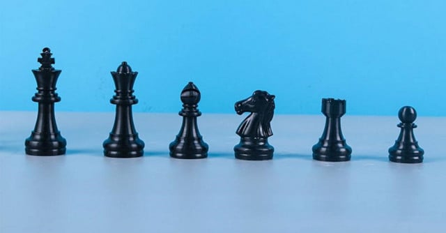 Complete 3D Chess Set with 28cm Fingerboard. Clear Resin Mold.