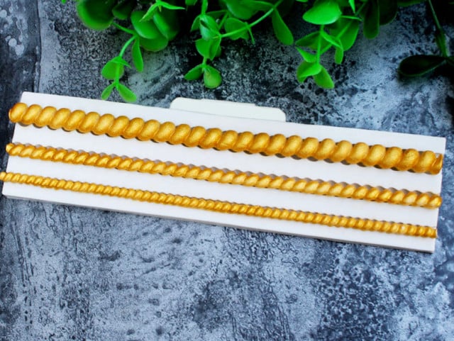 Pearl Necklace. Silicone mold in 3 sizes.