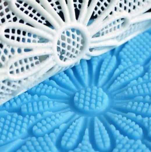 Stampo in silicone per creare un grande fiore decorato.